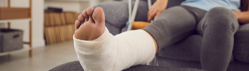 Une jambe dans le plâtre après un accident : quels sont vos droits en cas d’arrêt de travail si vous êtes en intérim ou en CDD ?