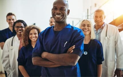 médecins souriants illustrant les 4 tendances de l’emploi dans le domaine de la santé en 2023 