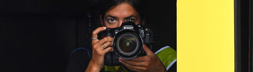 Pauline Ballet, photographe officielle du Tour de France son objectif face à la caméra