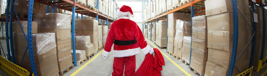 Le Père Noël au milieu d’un entrepôt logistique