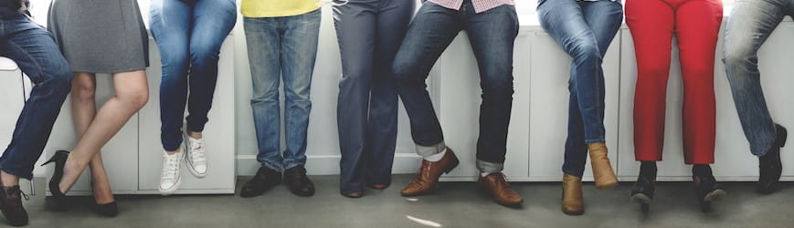 Les jambes d’un groupe de salariés, chaussés différemment pour le travail.