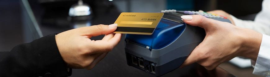 Un client donne un pourboire dématérialisé à un serveur, en payant avec sa carte bleue.