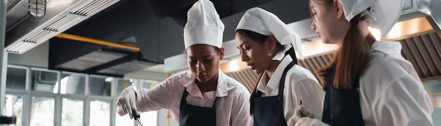 Trois jeunes femmes en apprentissage CAP Pâtisserie : une formation professionnelle diplômante. 