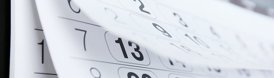 Les pages d'un calendrier défilent sur plusieurs mois, à l'image du recrutement en alternance qui est possible à tout moment de l'année.