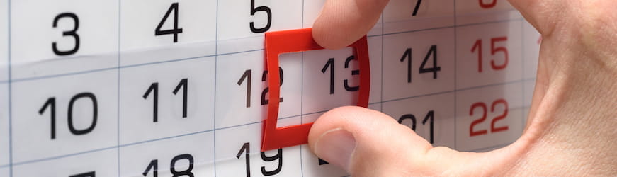 Un calendrier sur lequel un chef d’entreprise indique la prolongation de la durée de mission de son  intérimaire.