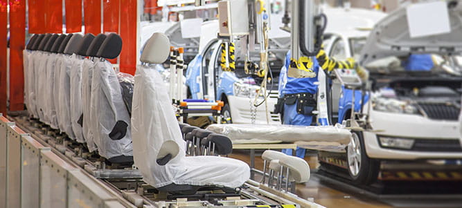 chaîne de fabrication voiture dans une usine automobile