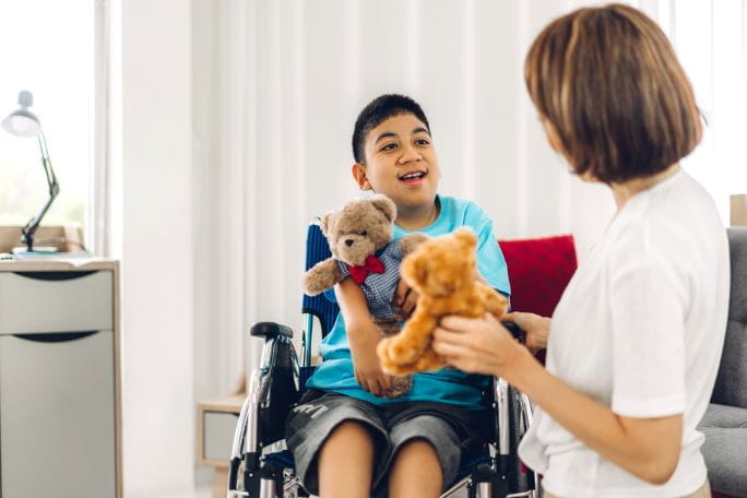 Portrait d'un physiothérapeute asiatique aidant et jouant avec un problème de santé spécial pour enfants handicapés en faisant des exercices