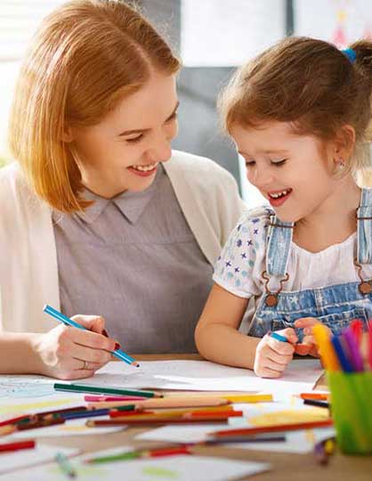 la mère et la fille dessinent sont engagées dans la créativité à la maternelle