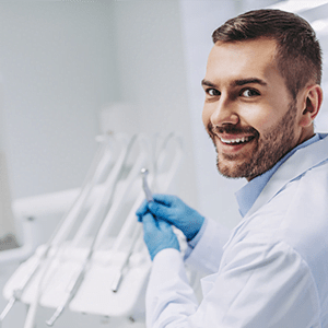 Dentiste homme en train de préparer son matériel dans un cabinet dentaire