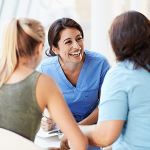 Femme infirmière souriante en s'occupant de patientes dans un hopital Offre dentiste