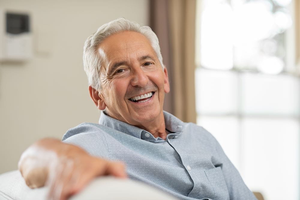 Un retraité soignant souriant